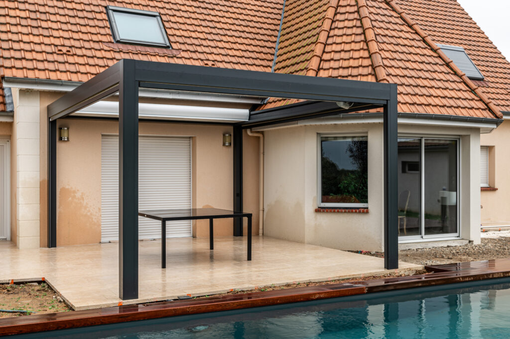 pergola bioclimatique vue de l'extérieur